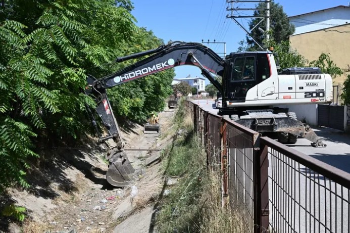 Manisa Fevzi Çakmak Mahallesi’nde Sulama Kanalları Temizleniyor